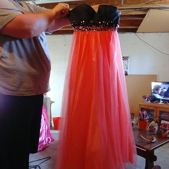 Prom dress - Picture 1 of 3